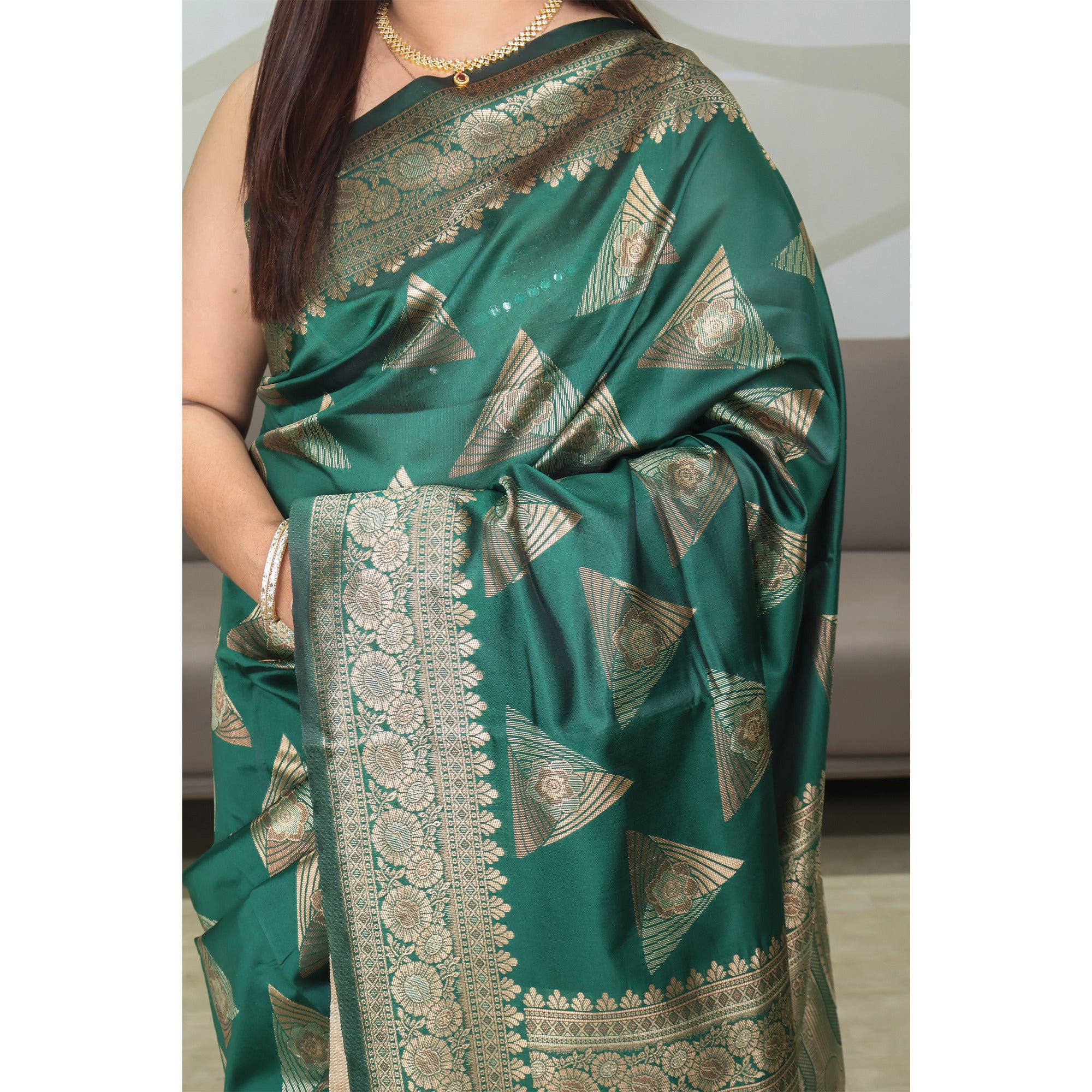 Amolika Sarees Ethnic Bottle Green Banarasi Silk Saree With Premium Weave & Unstitched Blouse Piece