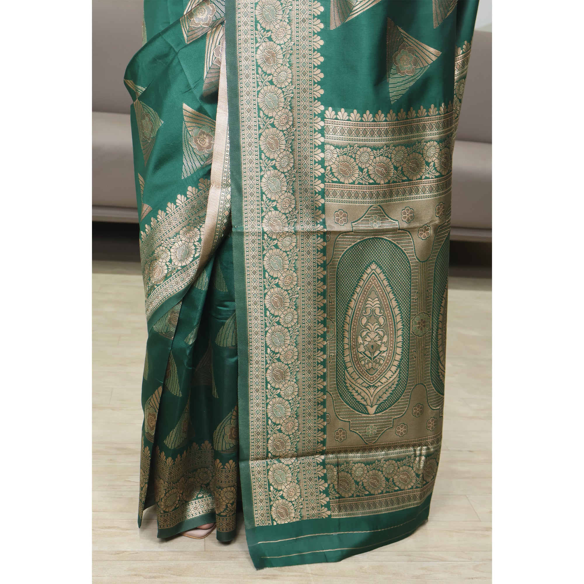 Amolika Sarees Ethnic Bottle Green Banarasi Silk Saree With Premium Weave & Unstitched Blouse Piece