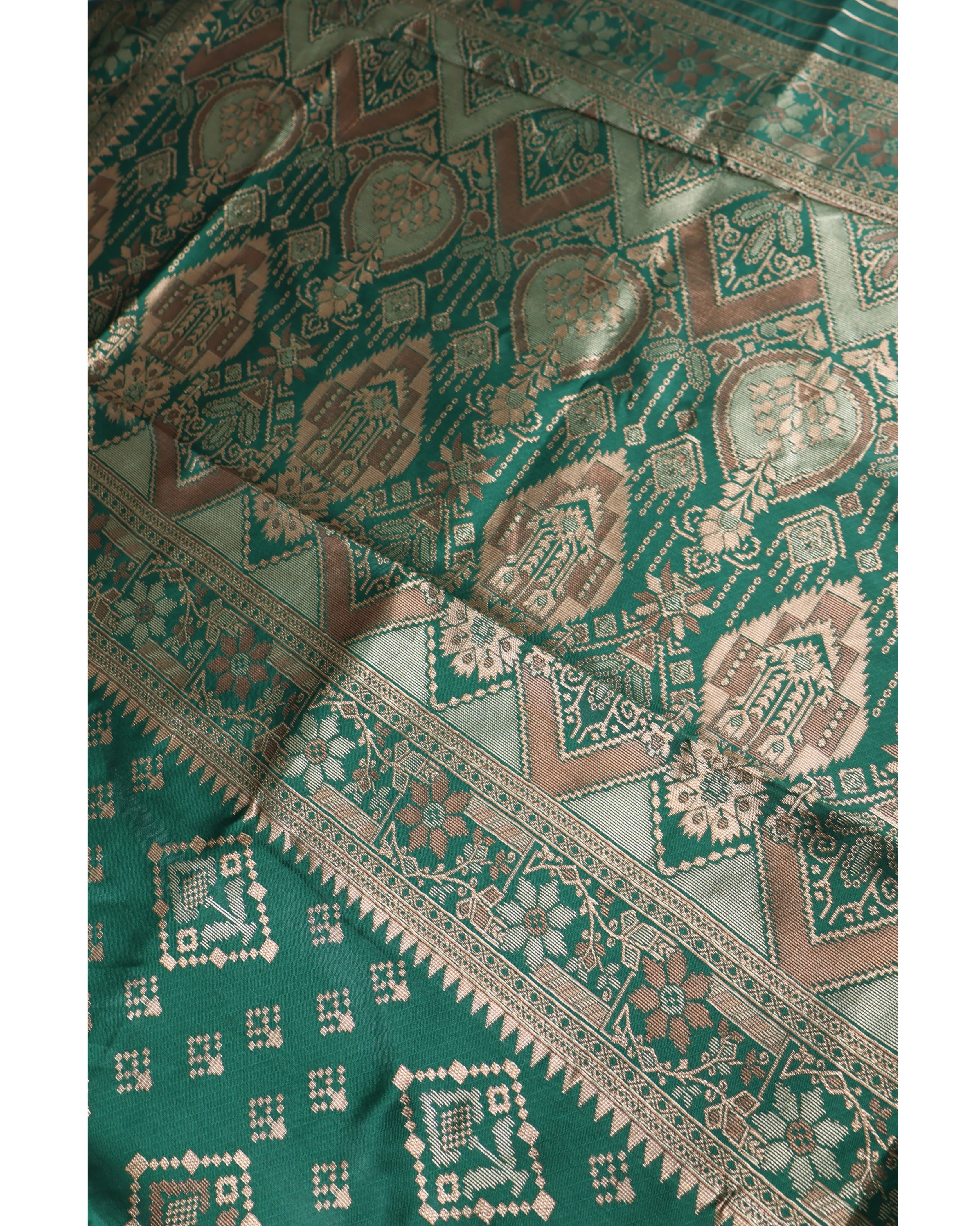 AMOLIKA Women's Banarasi Bottle Green Silk Saree With Unstitched Blouse Piece AM-1313