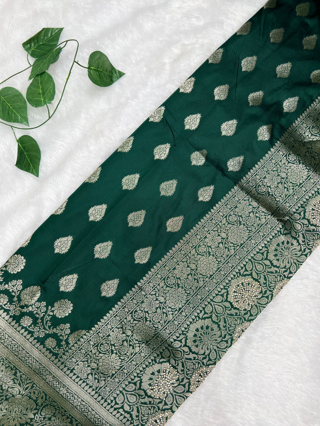 Amolika Premium Soft Silk Saree With Heavy Zari Border & Unstitched Blouse Piece (Bottle Green)(1)