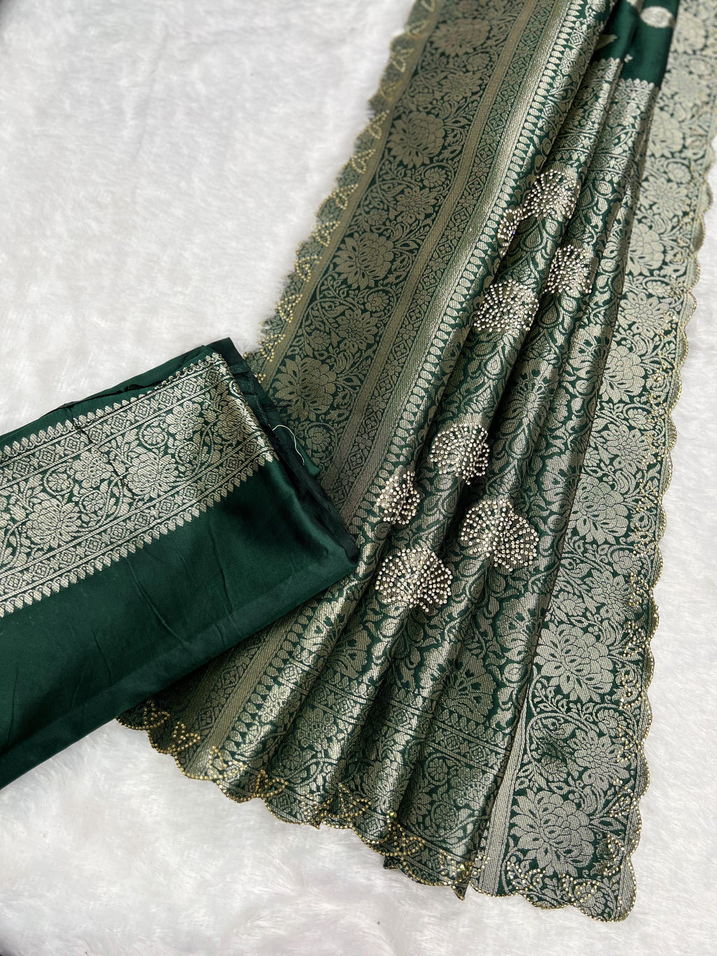Amolika Premium Soft Silk Saree With Heavy Zari Border & Unstitched Blouse Piece (Bottle Green)(2)