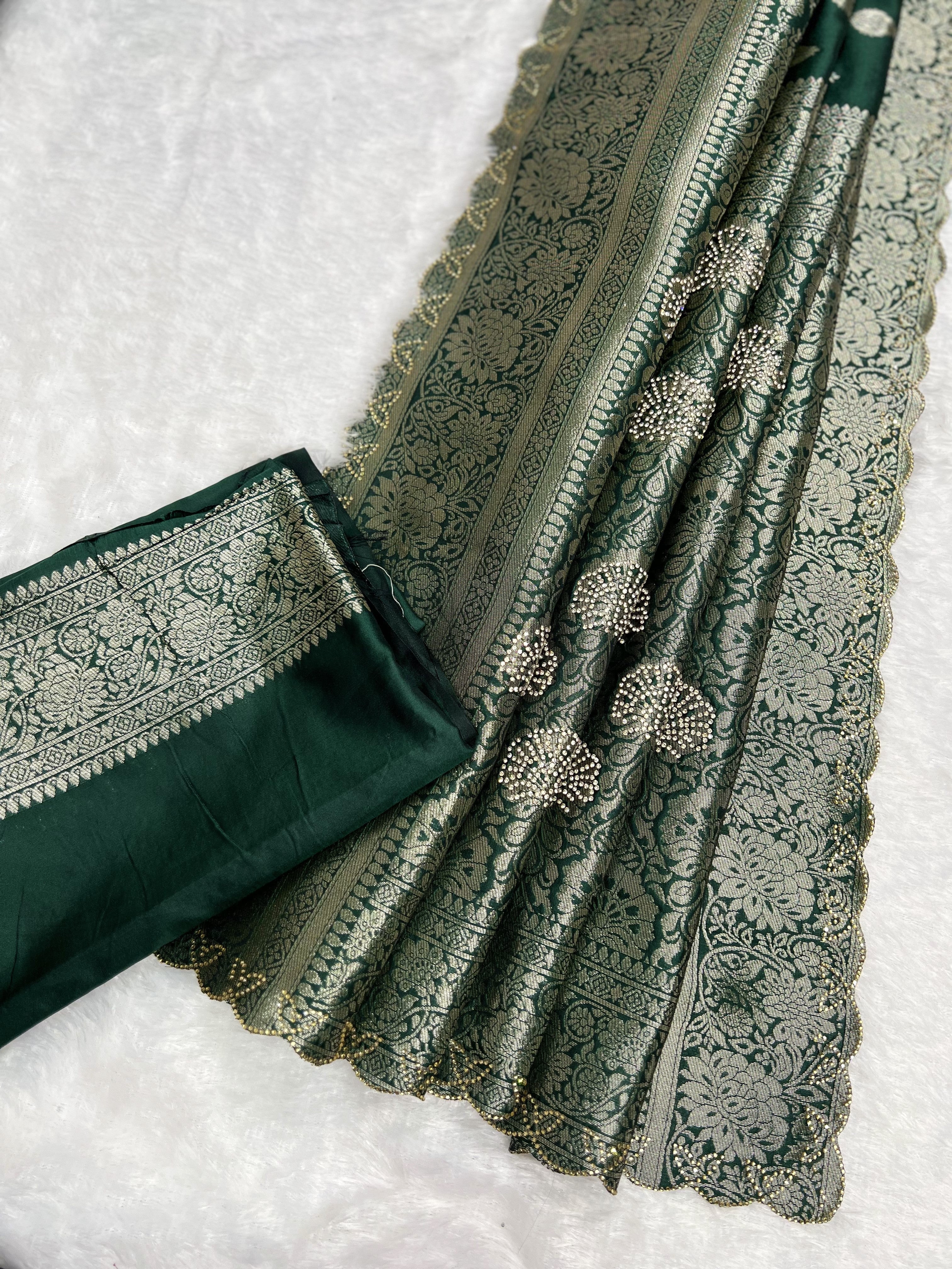Amolika Premium Soft Silk Saree With Heavy Zari Border & Unstitched Blouse Piece (Bottle Green)(2)
