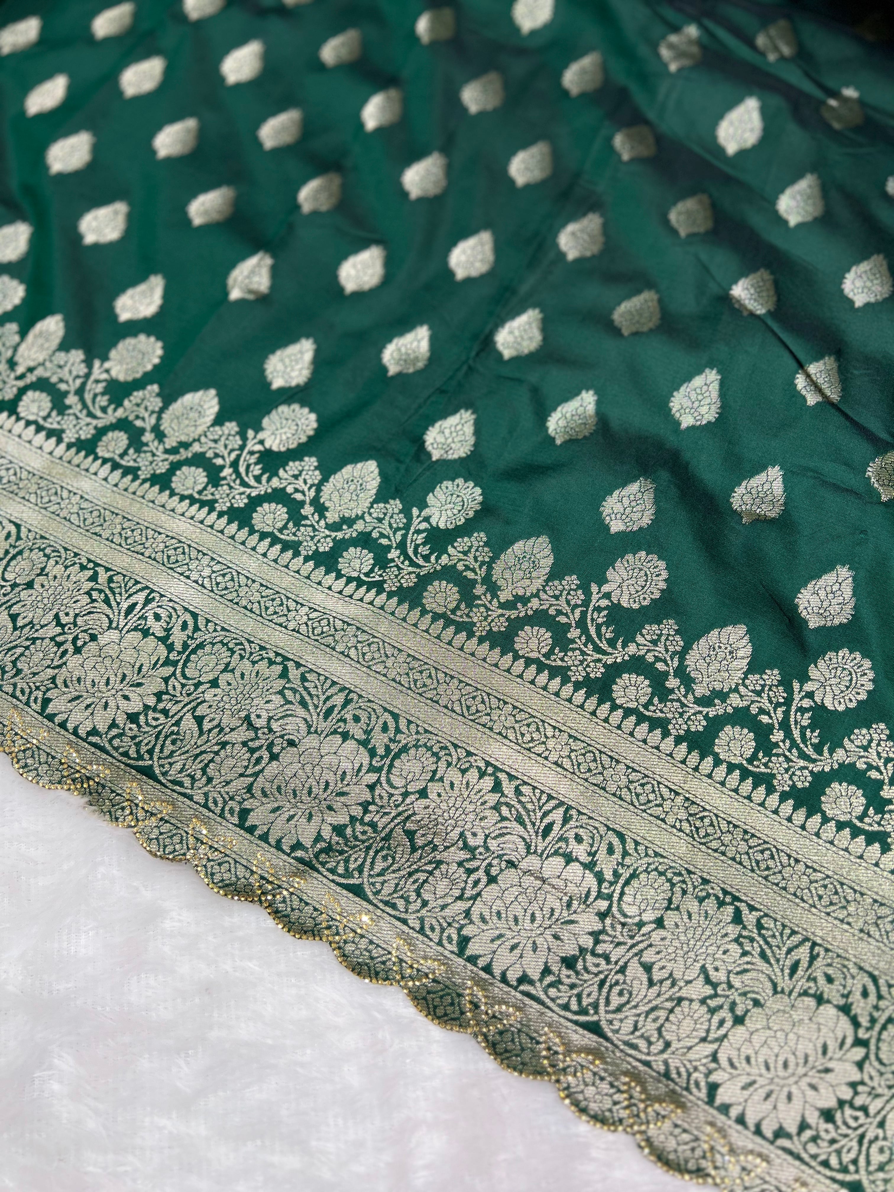 Amolika Premium Soft Silk Saree With Heavy Zari Border & Unstitched Blouse Piece (Bottle Green)(4)