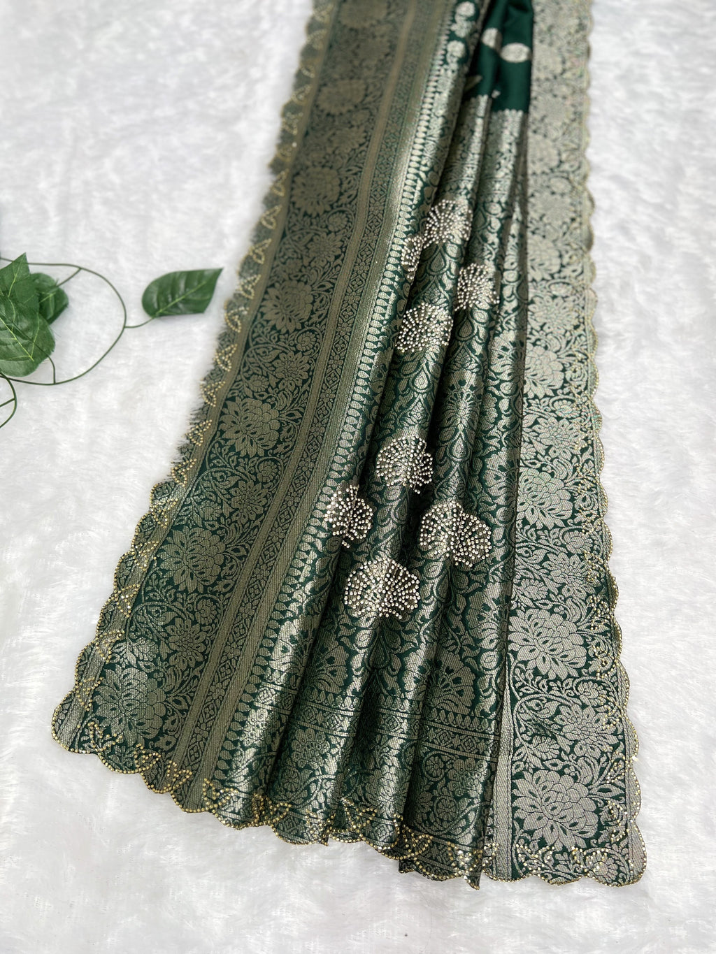 Amolika Premium Soft Silk Saree With Heavy Zari Border & Unstitched Blouse Piece (Bottle Green)(5)