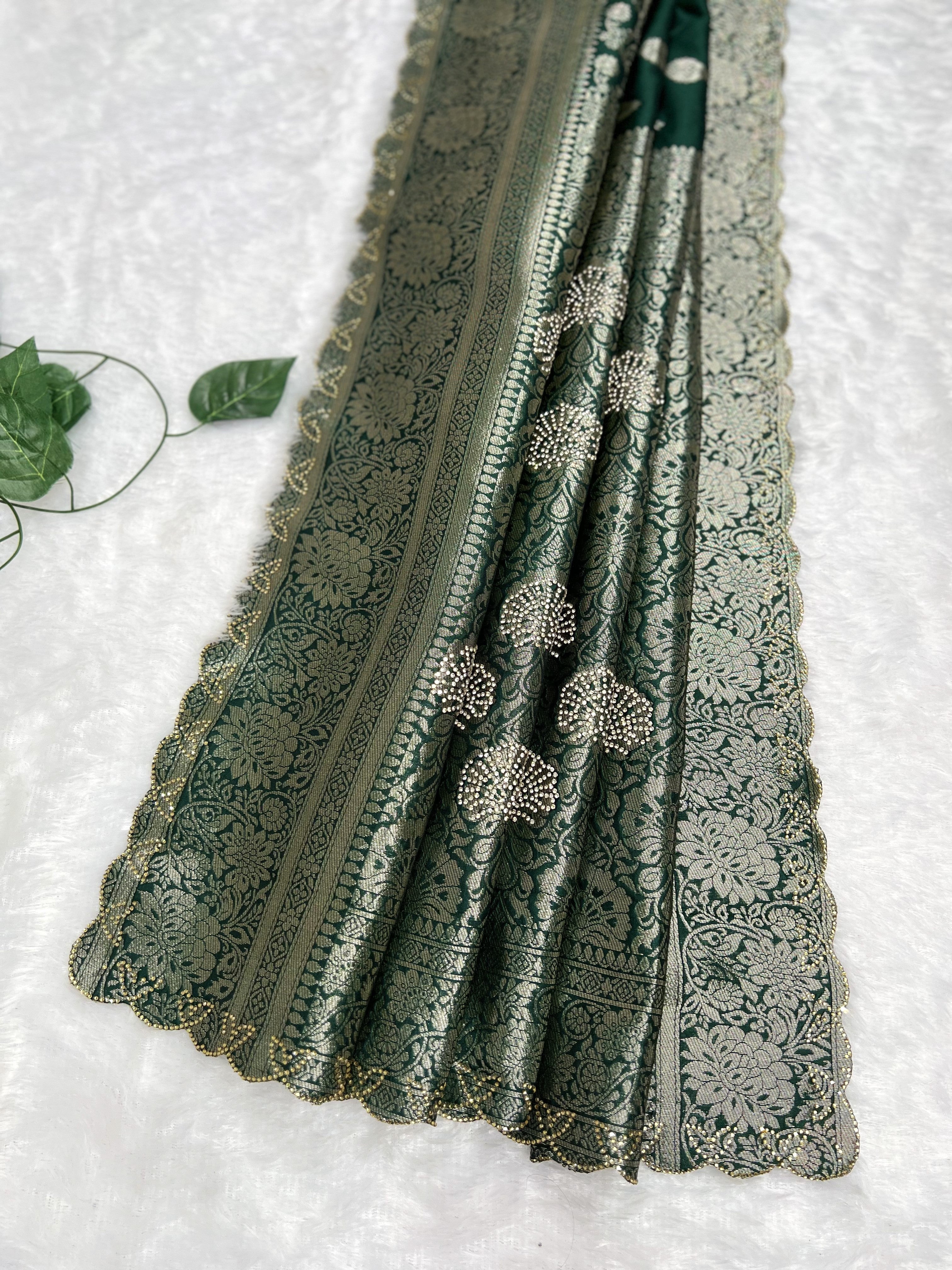 Amolika Premium Soft Silk Saree With Heavy Zari Border & Unstitched Blouse Piece (Bottle Green)(5)