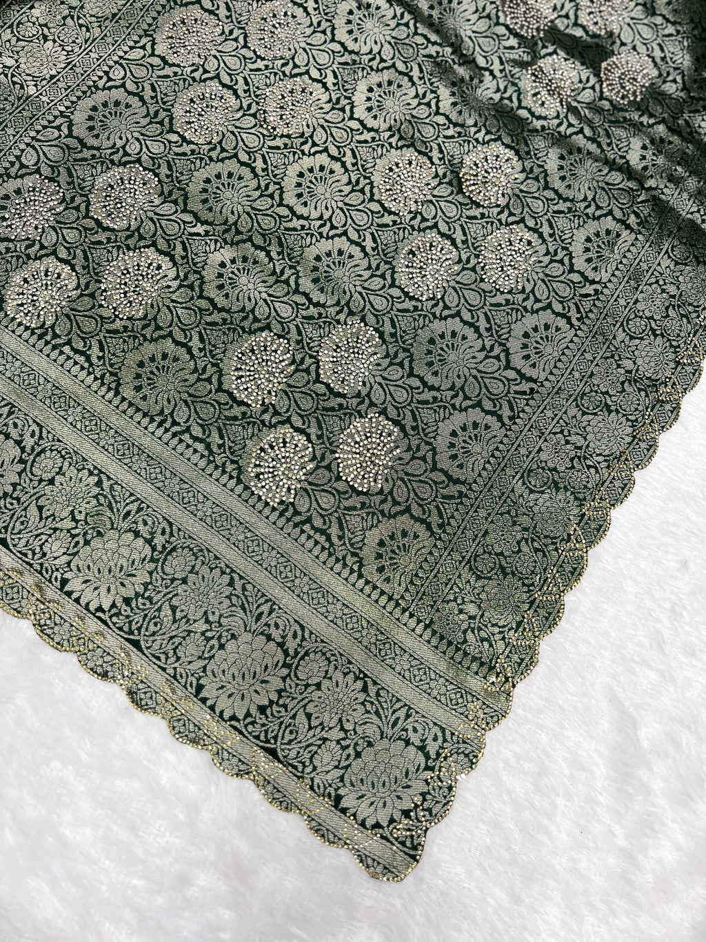 Amolika Premium Soft Silk Saree With Heavy Zari Border & Unstitched Blouse Piece (Bottle Green)(6)