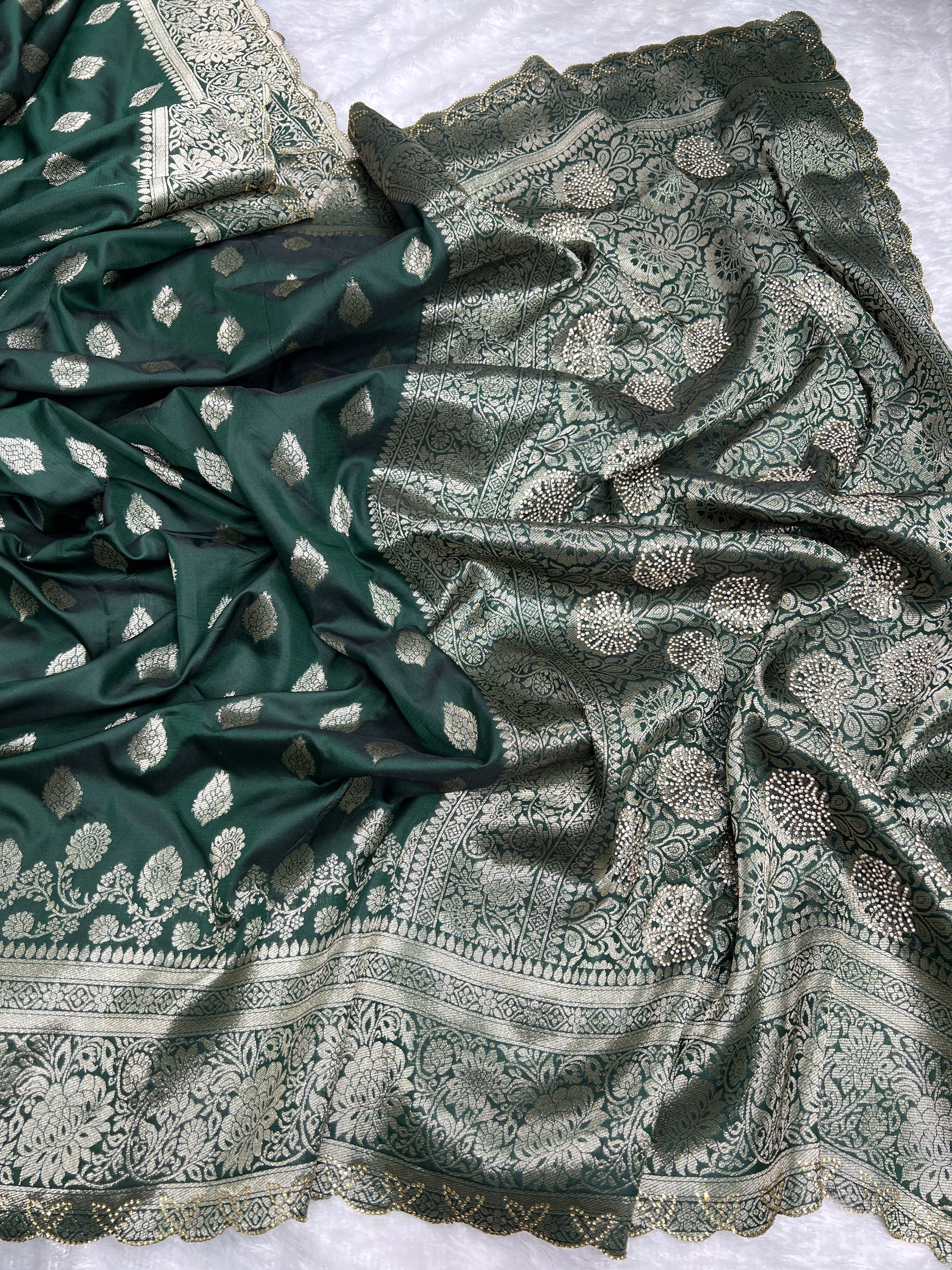 Amolika Premium Soft Silk Saree With Heavy Zari Border & Unstitched Blouse Piece (Bottle Green)(7)