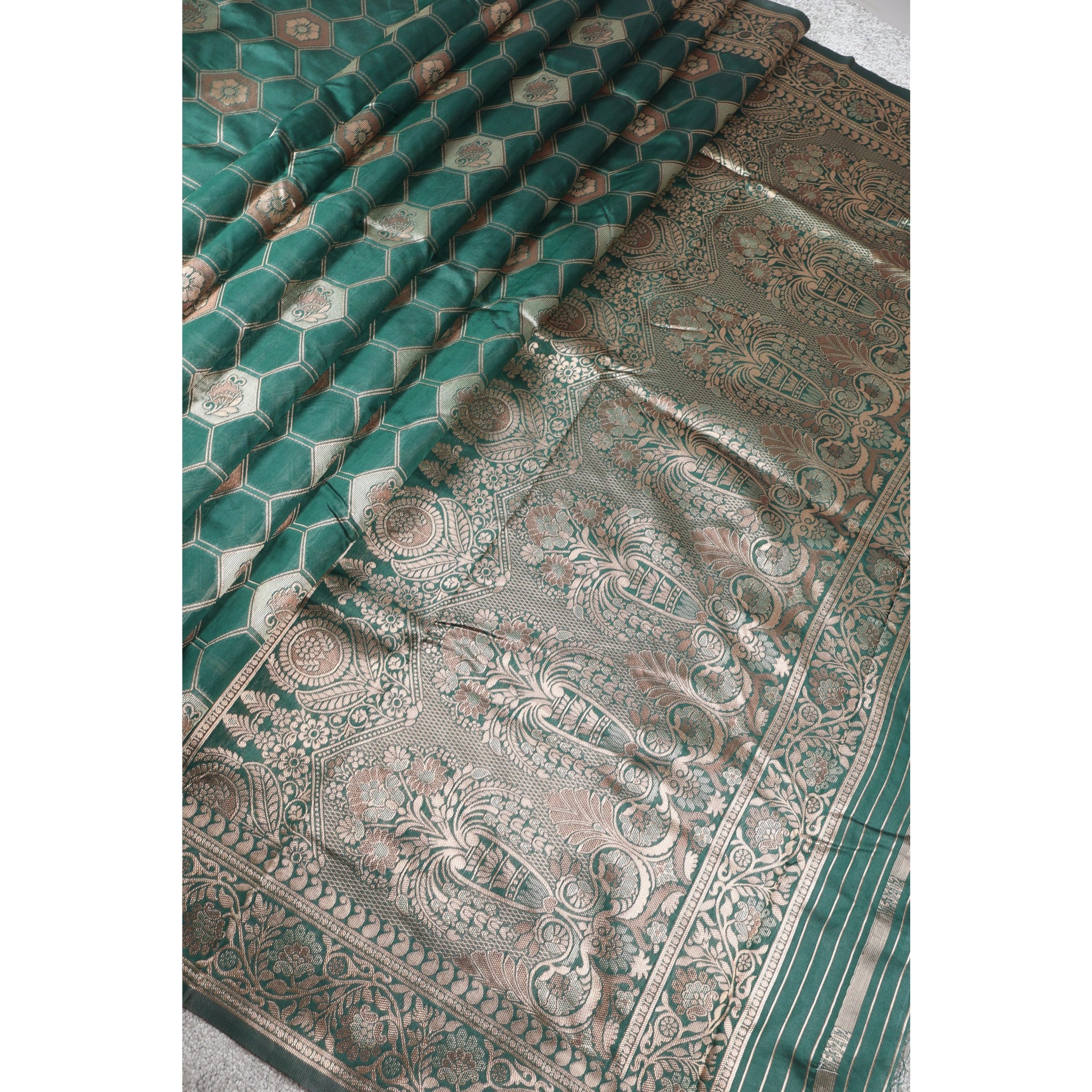 Banarasi bottle green Silk Saree With Unstitched Blouse Piece AM - 1311 - Amolika Sarees