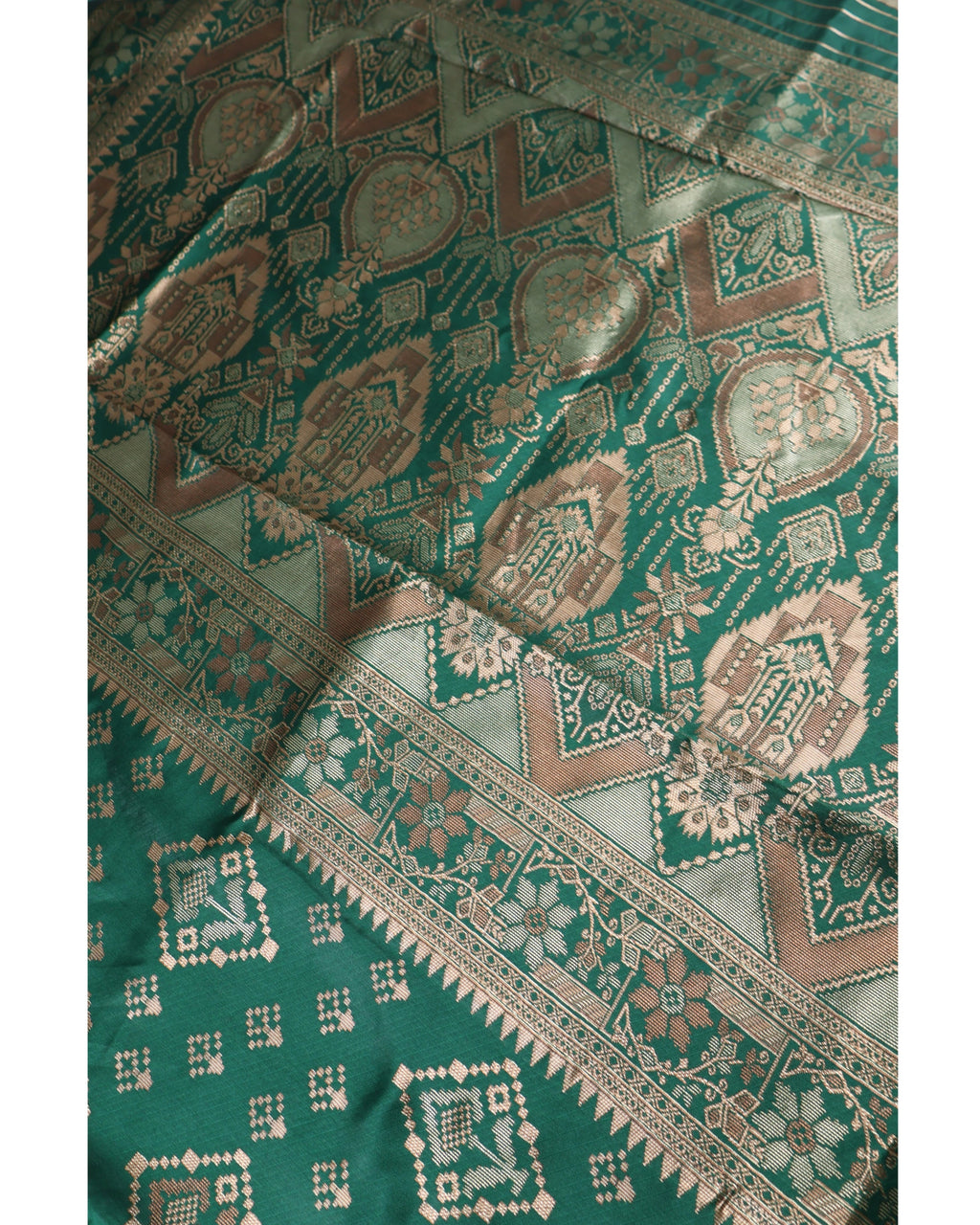 Banarasi Bottle Green Silk Saree With Unstitched Blouse Piece AM - 1313 - Amolika Sarees