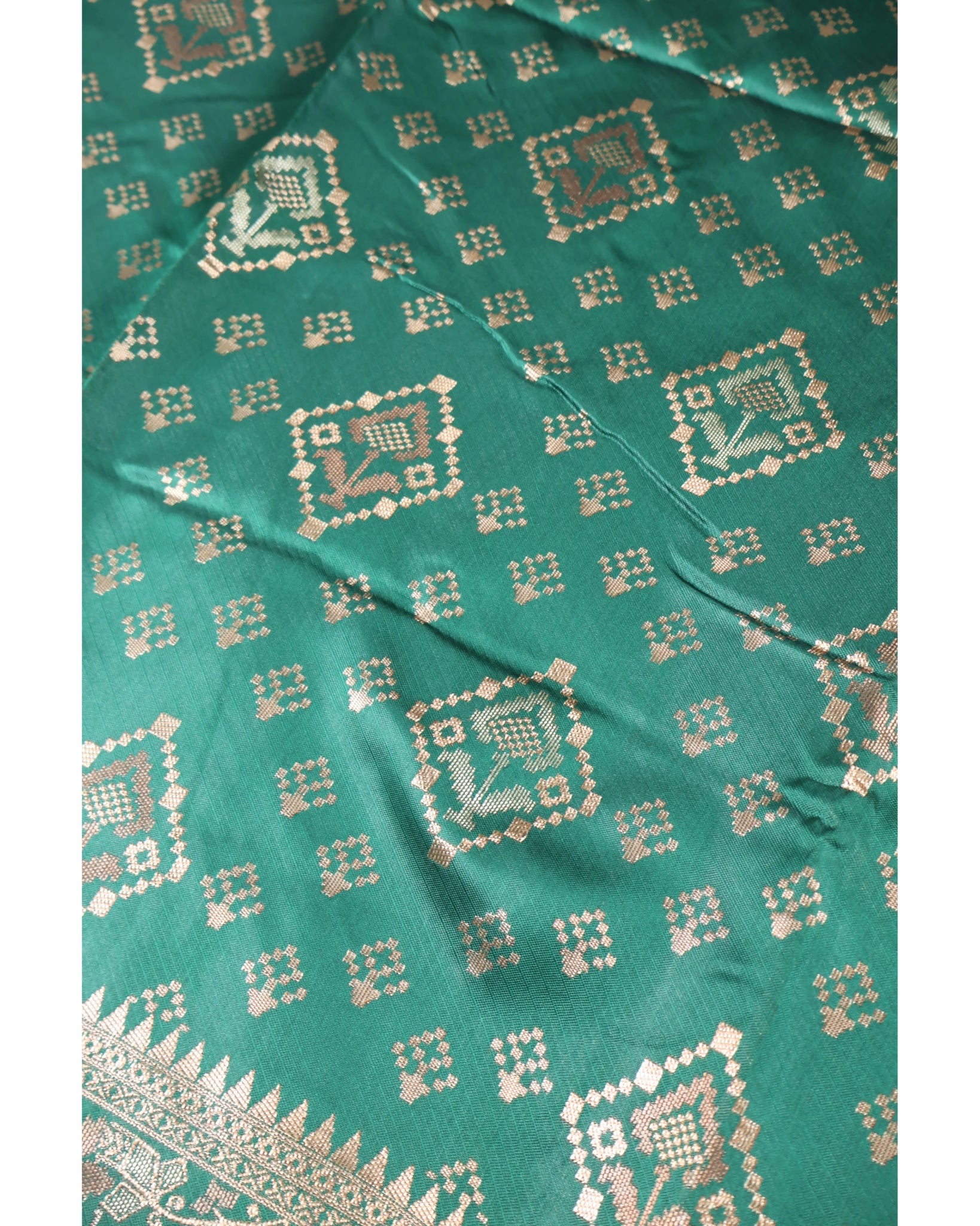 Banarasi Bottle Green Silk Saree With Unstitched Blouse Piece AM - 1313 - Amolika Sarees